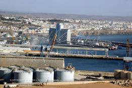 Image du Maroc Professionnelle de  Cette vue sur le port et la médina de Safi, une des plus anciennes villes du Maroc, marquée par la présence des portugais. Elle est la capitale de la région Doukkala-Abda et se situe sur le littoral atlantique, 28 Juin 2003. (Photo / Abdeljalil Bounhar)